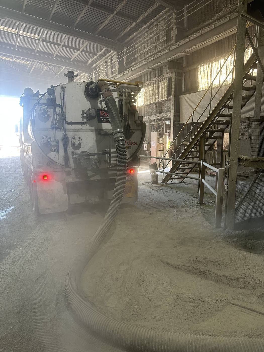 KVAC vacuum truck Elsa parked inside an industrial plant during a powder discharge job